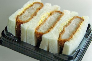 Katsu-sando, sandwich de tonkatsu, servi comme un bento dans le Shinkansen.
