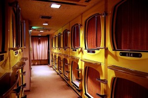 51-japon-hotel-capsule-couloir